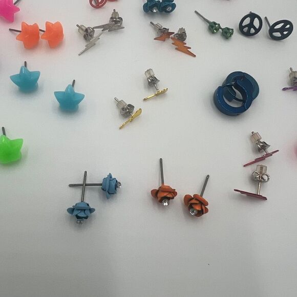 Earring Lot - 20 Pair and 8 Singles of Fun and Funky Stud Earrings - Picture 4 of 11